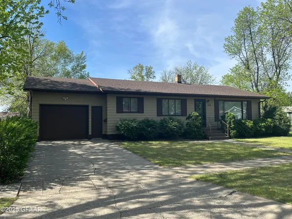 108 E 15th St, Grafton, ND 58237