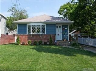33 Pine St, Islip, NY 11751