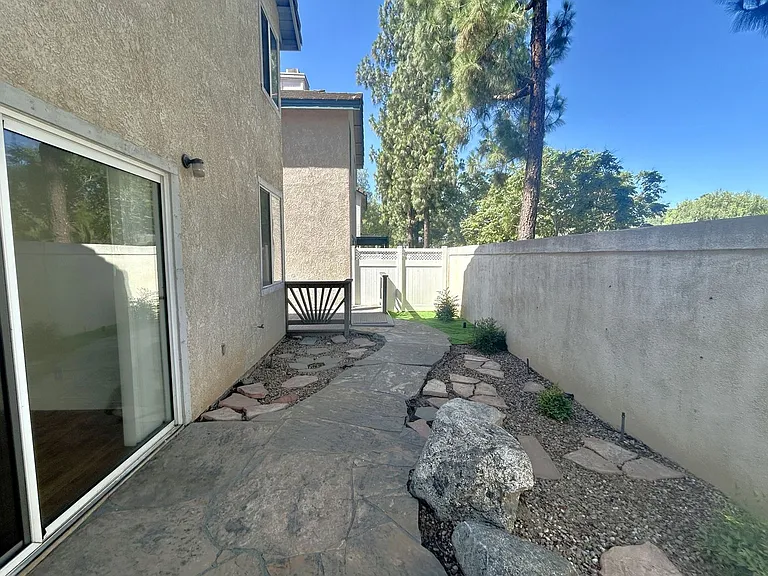 864 Bramble Ln — Photo 21