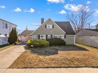 96 Twig Ln, Levittown, NY 11756