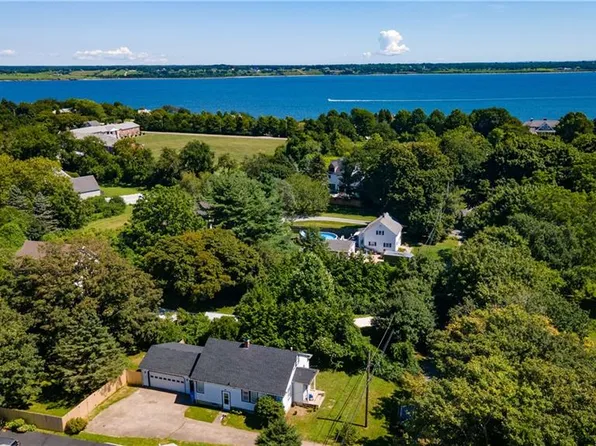 222 Peckham Ave, Middletown, RI 02842