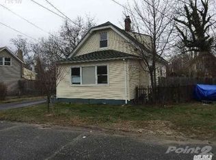 9 Center Ave, Bay Shore, NY 11706