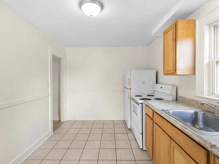 113 E Main St #4 — Photo 3