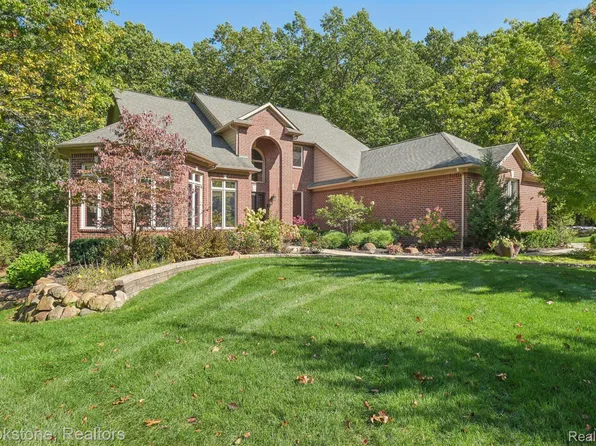 5947 Blackberry Ln, Clarkston, MI 48348
