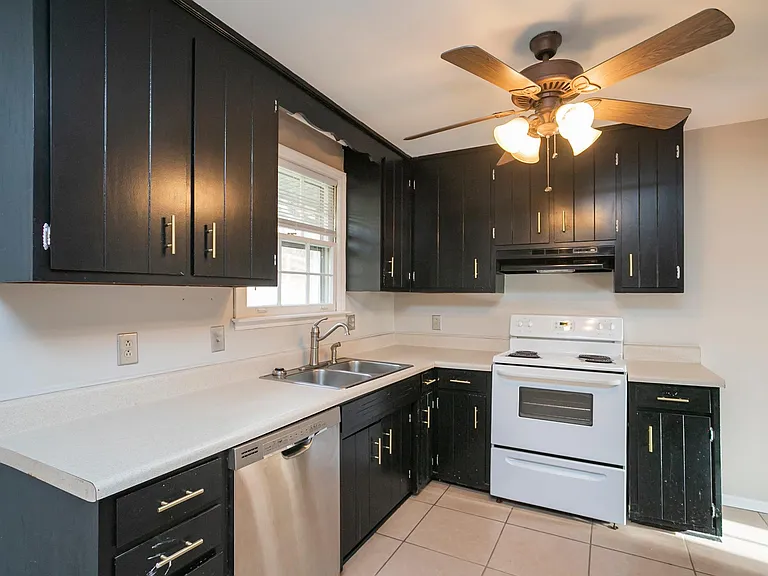 610 Ashley Ct — Photo 22