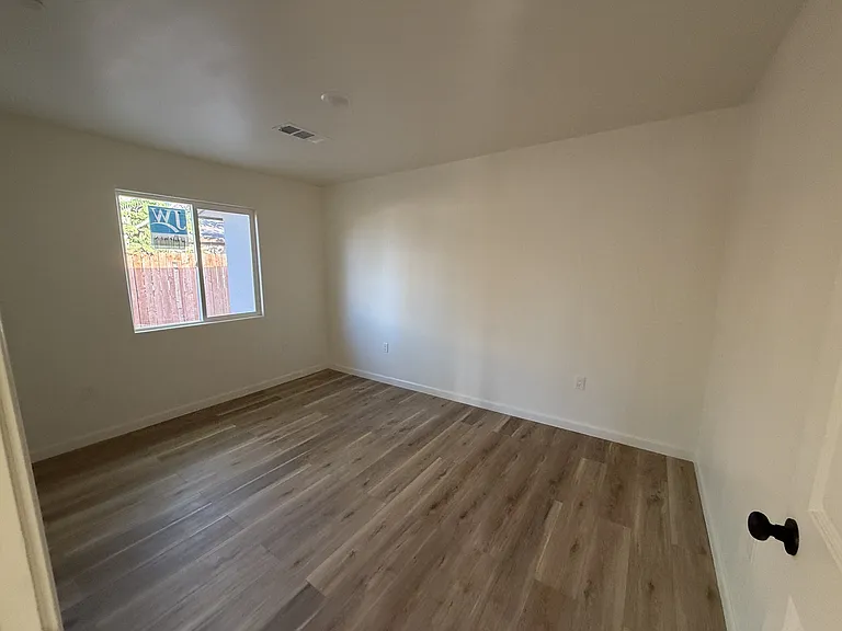 1405 E 9th St #1 — Photo 5