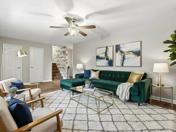 930 Kings Ct, Woodstock, GA 30189