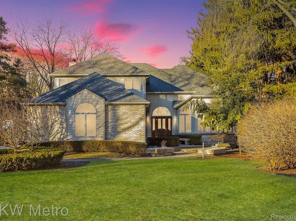 685 Trinway Dr, Troy, MI 48085