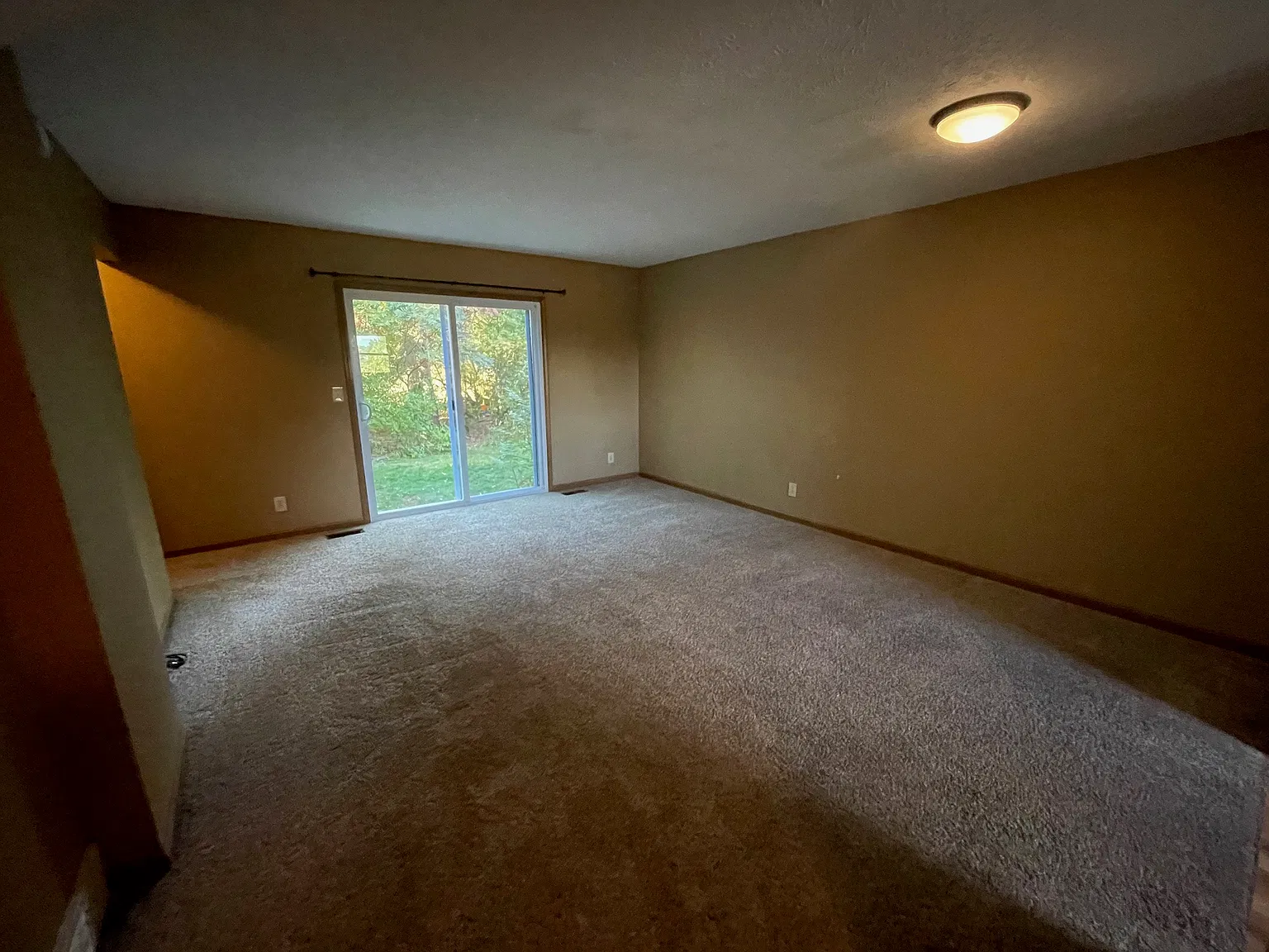 3 bed, 920 sqft, $1,750 — Photo 3