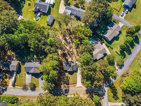 4th image of 652 Harris Cir