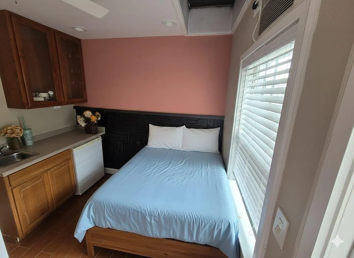 4 bed, 3.5 bath, 1800 sqft, $841 — Photo 1