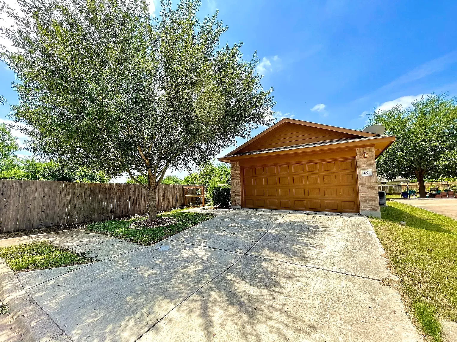 3 bed, 1348 sqft, $2,200 — Photo 3