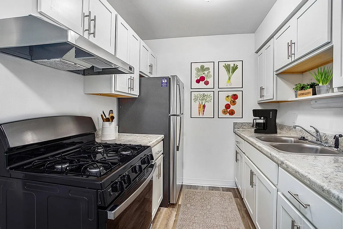 Granada Apartments — Photo 2