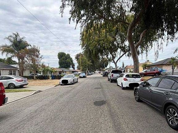 Exterior Neighborhood (street photo)