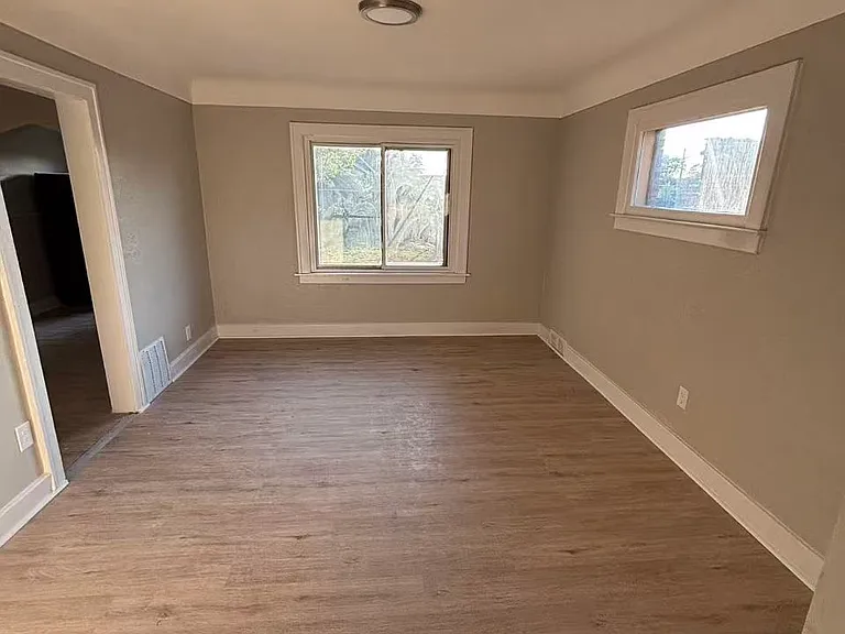 15895 Ohio St — Photo 12