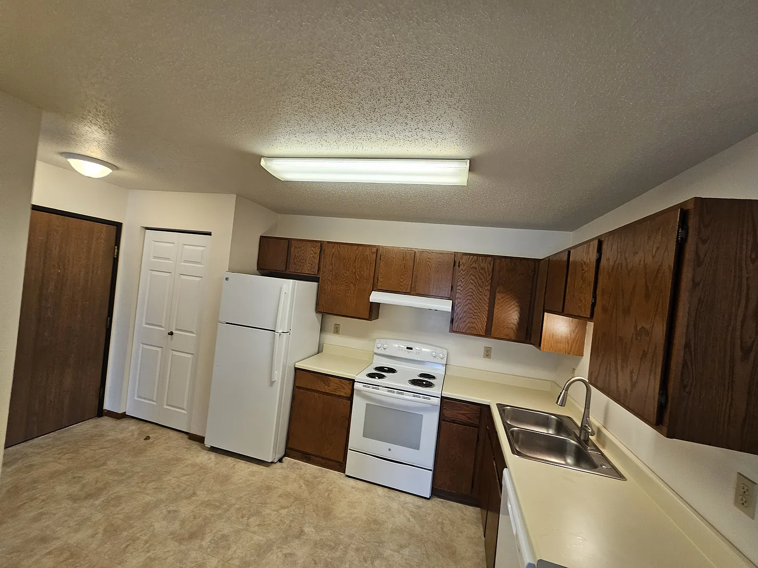 4325 Green Apartments — Photo 2