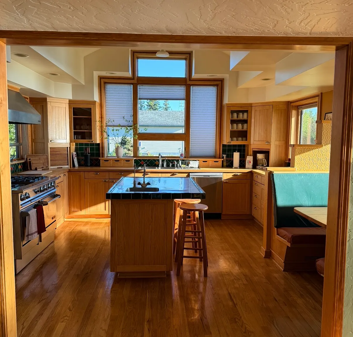 5 bed, 3568 sqft, $4,900 — Photo 2
