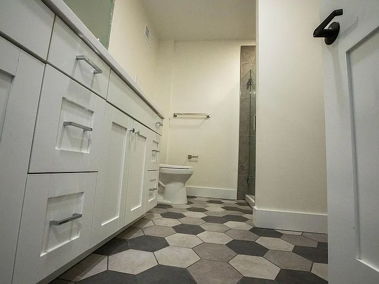 411 W Portage Ave #7 — Photo 24