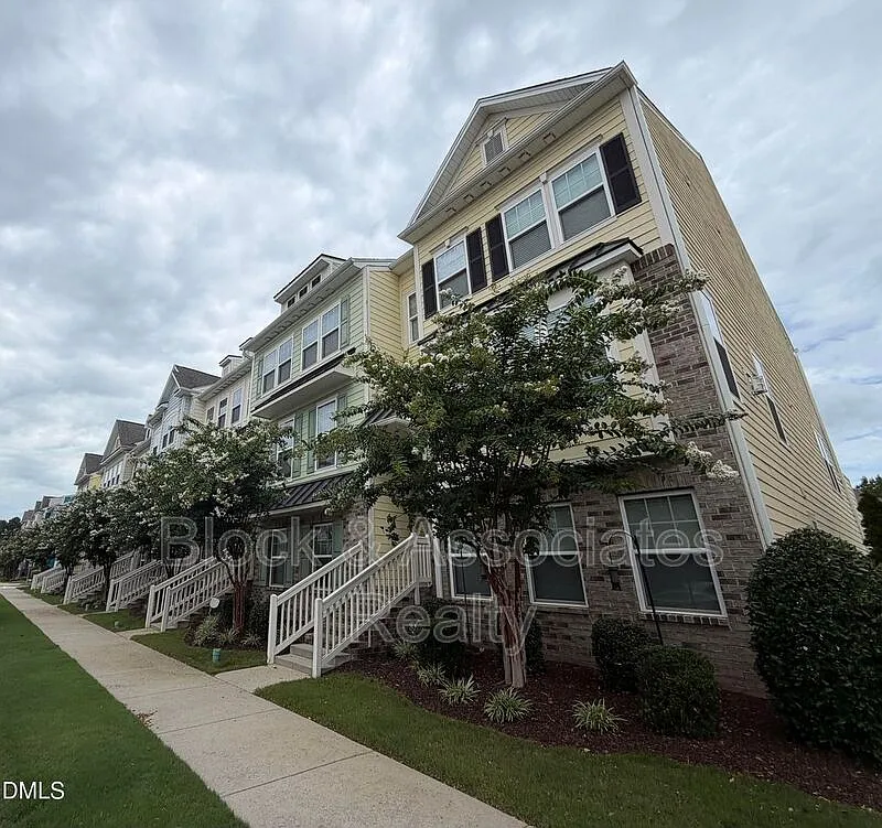 3 bed, 3.5 bath, 2374 sqft, $2,350 — Photo 2