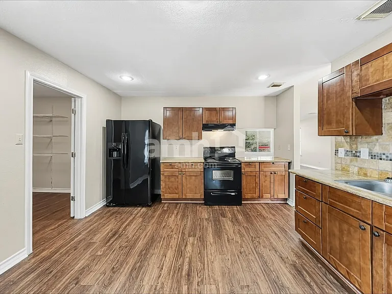 8010 Manderly Pl — Photo 3
