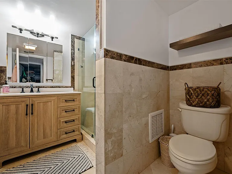 2555 Collins Ave #1002 — Photo 16