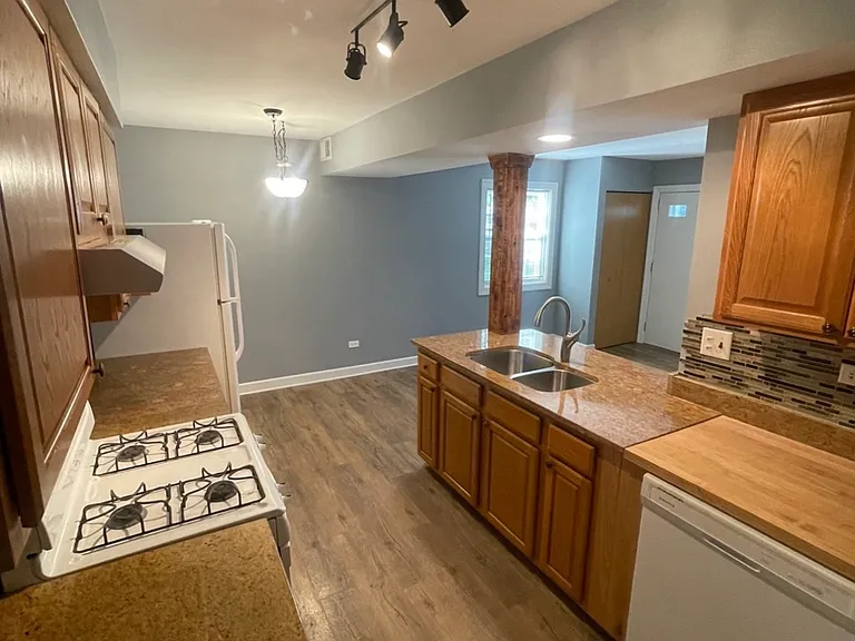 1202 Spur Ct — Photo 6