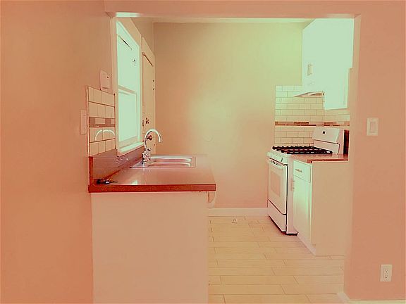 3rd image of 1425 Fairbanks Pl