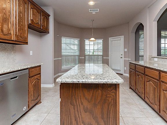 4th image of 902 Christopher Dr