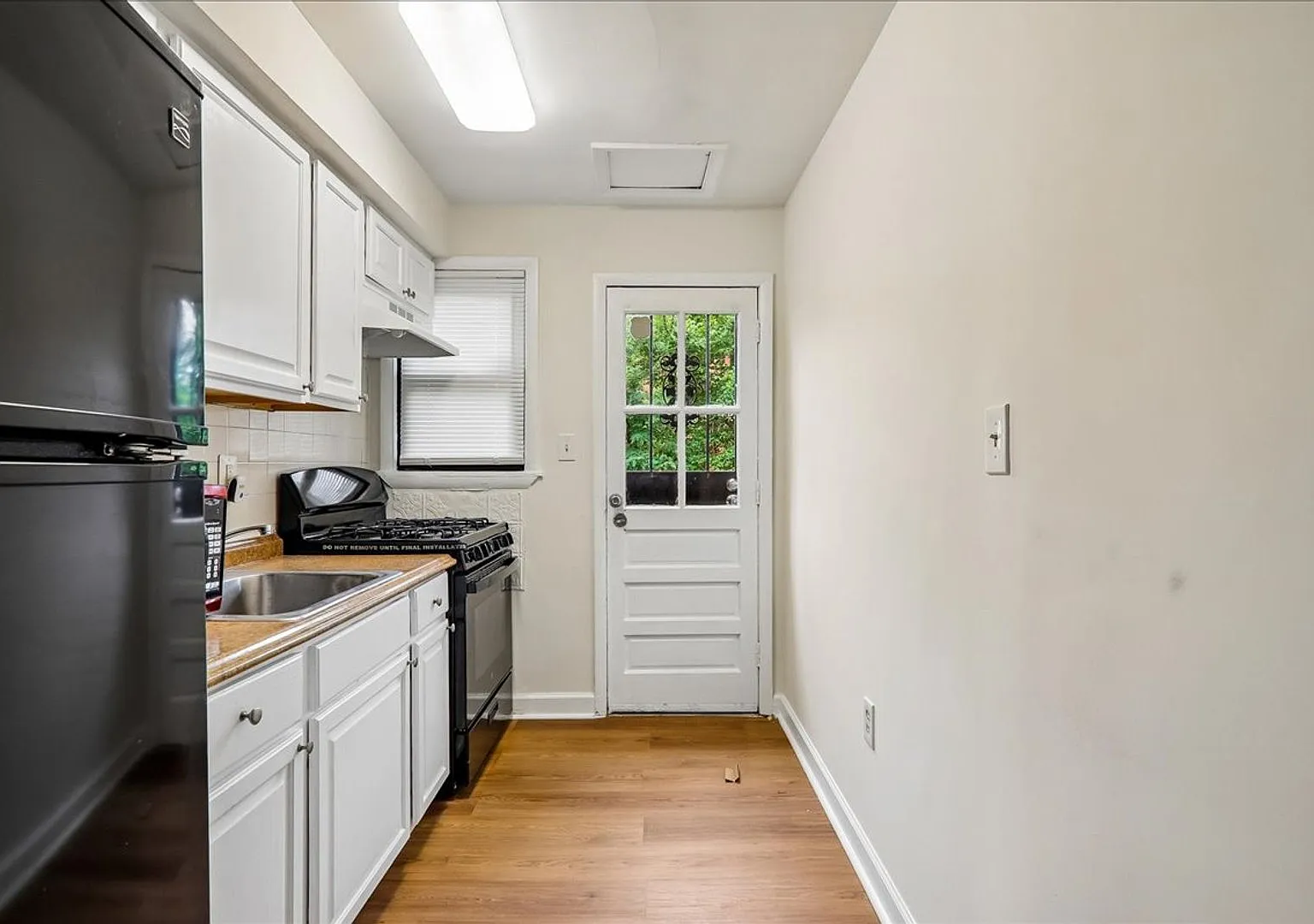 Lovely 3-Bedroom 1 bath End Unit townhome in Deanwood — Photo 4
