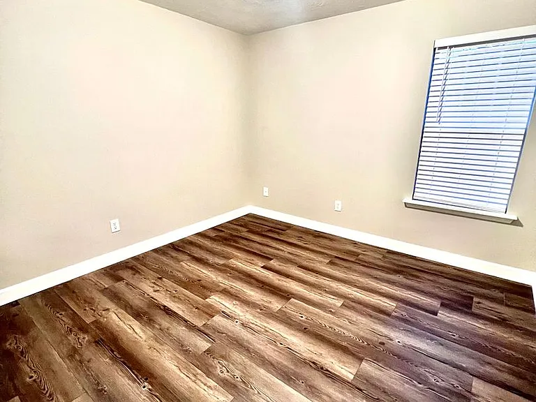 702 Wickham Dr — Photo 29