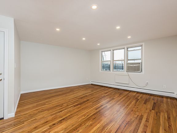 4th image of 25-02 Crescent St #3
