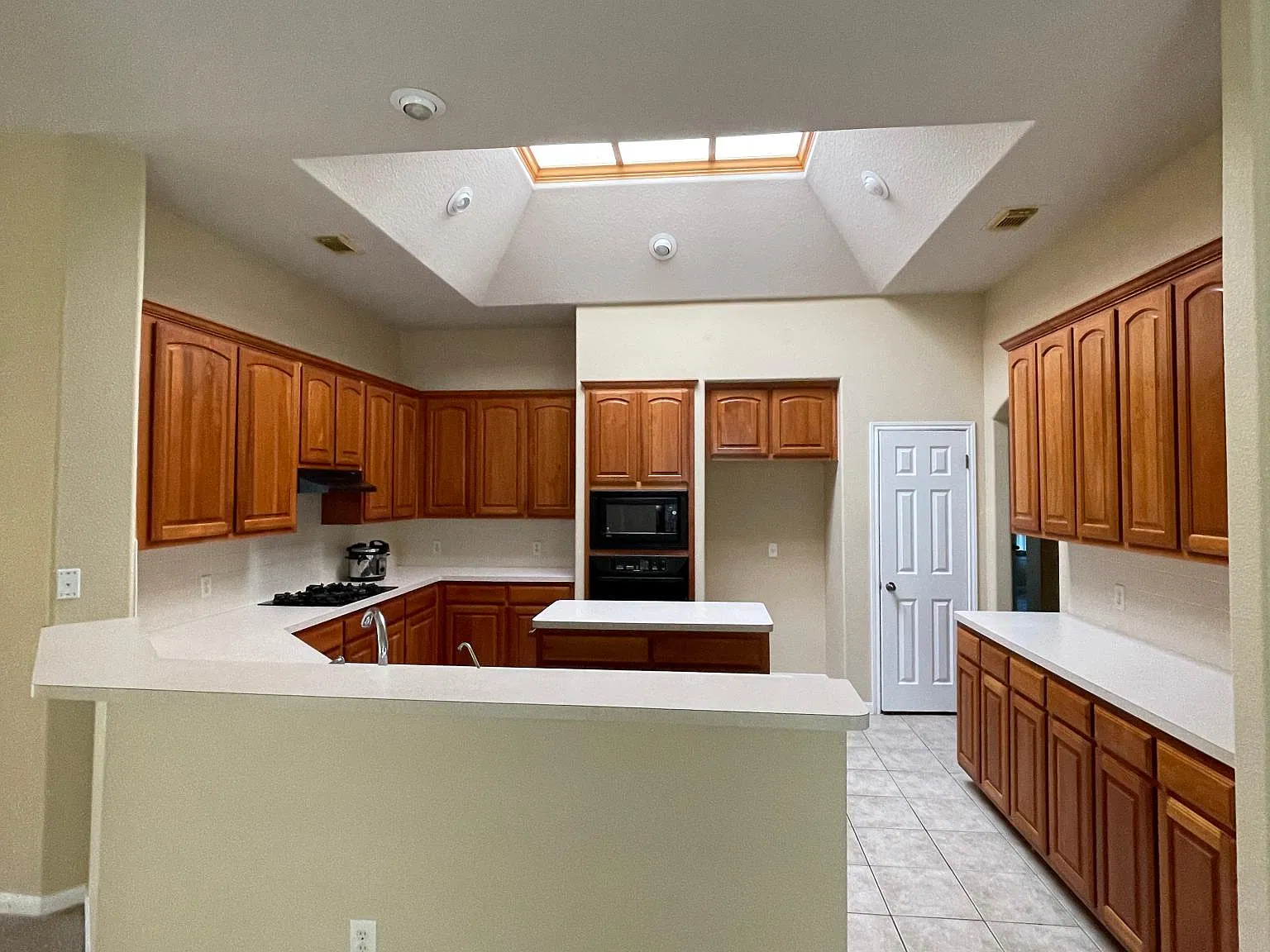 4 bed, 2539 sqft, $2,450 — Photo 4