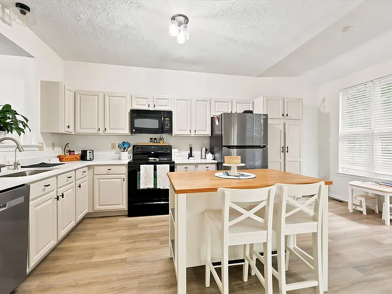 225 Cayman Ct — Photo 8