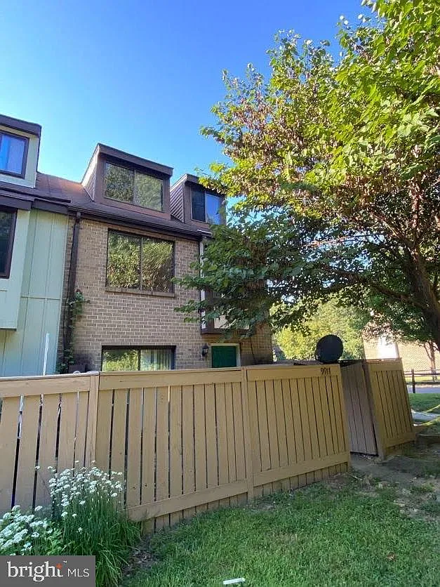 4 bed, 2.5 bath, 1300 sqft, $2,200 — Photo 3
