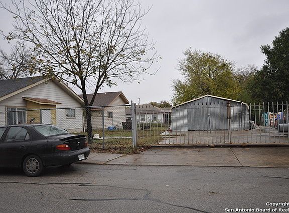 3rd image of 738 Overhill Dr