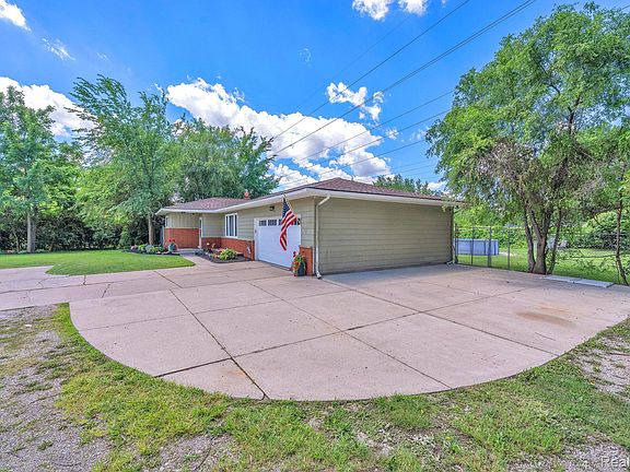 4th image of 8016 Pardee Rd