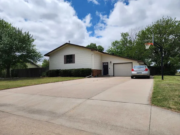 1080 N Ash St, Russell, KS 67665