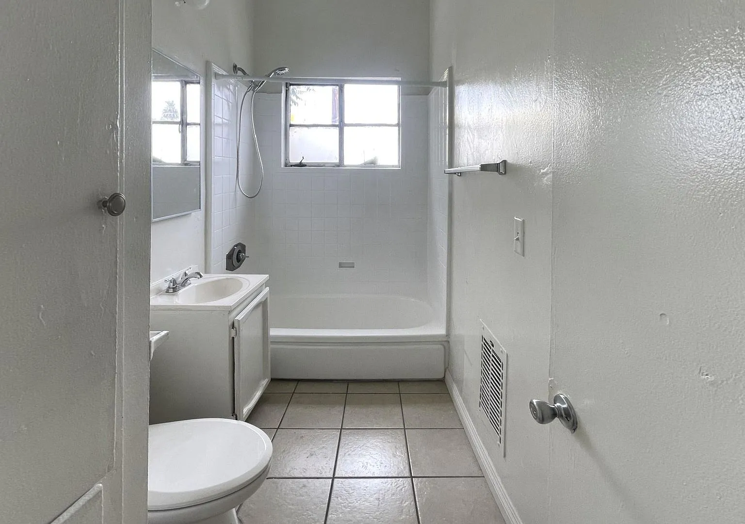4th Street Apartments...Gorgeous Newly Remodeled Apartments...Great Location! CALL NOW! — Photo 4