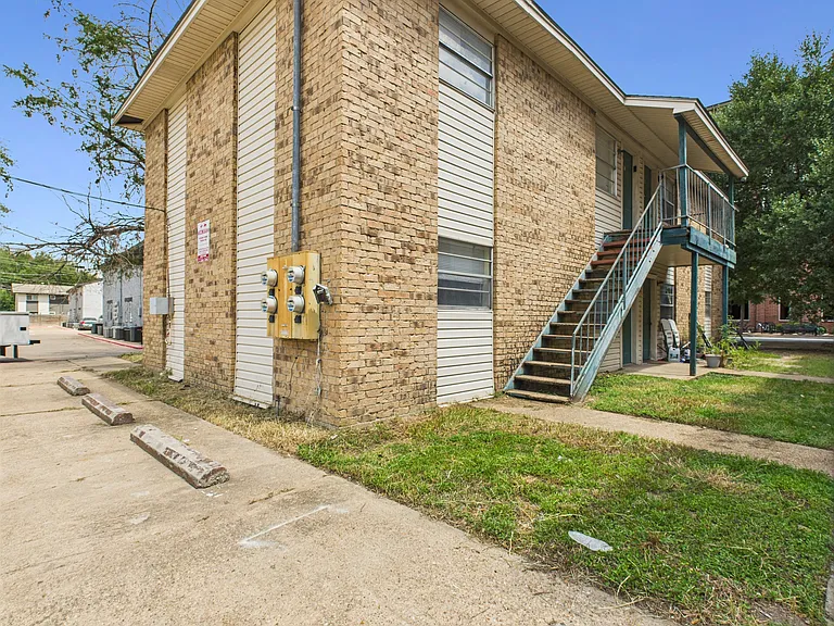 403 Boyett St N — Photo 16