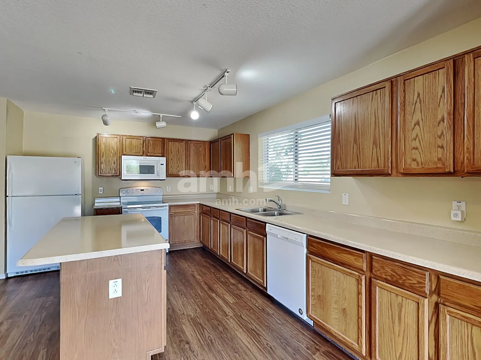 3 bed, 2.0 bath, 2082 sqft, $2,045 — Photo 3