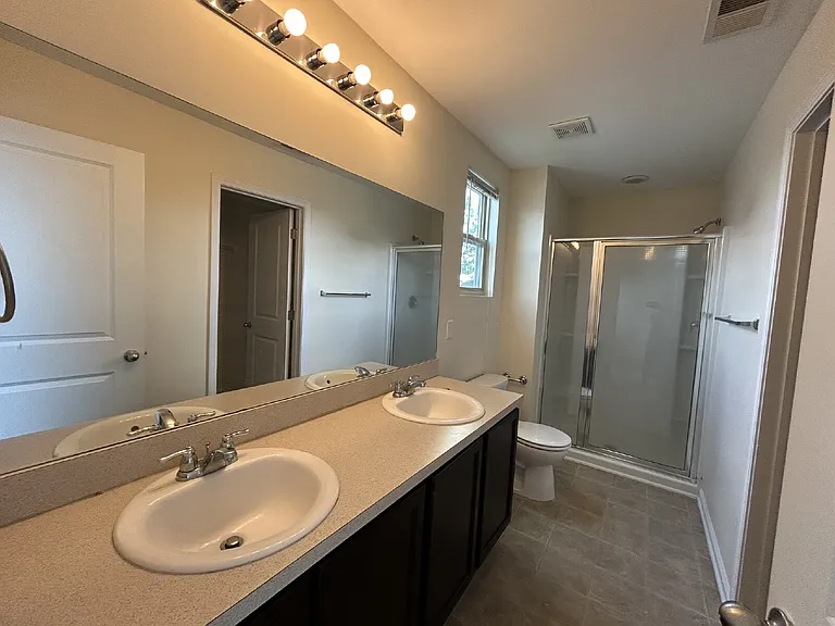 250 Bender St — Photo 12