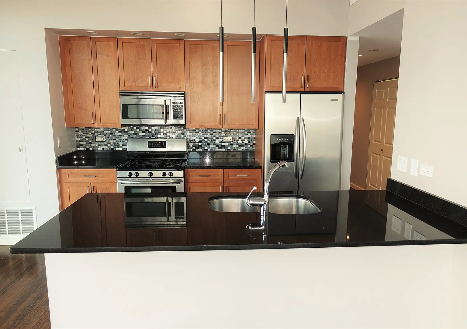 2 bed, 1278 sqft, $3,600 — Photo 2