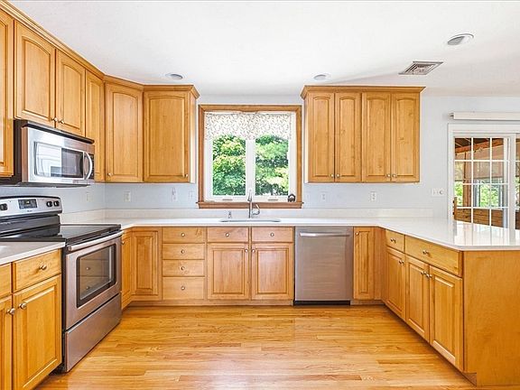 5th image of 45 Cobblestone Ln
