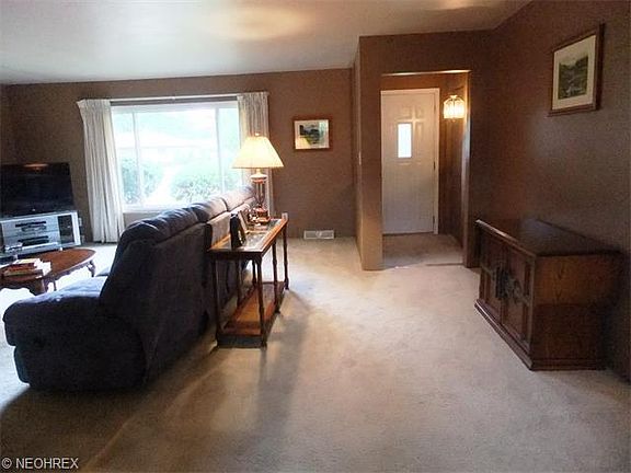 3rd image of 25827 Chaucer Dr