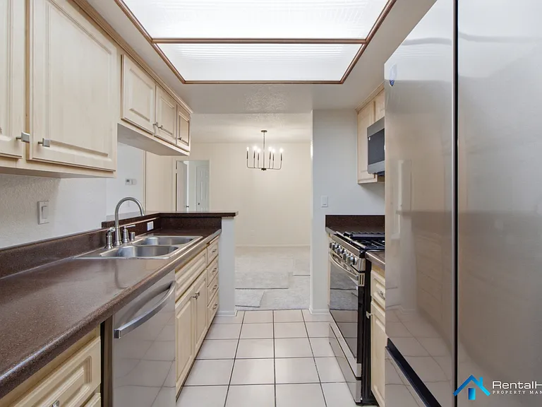 424 Oak St #330 — Photo 5