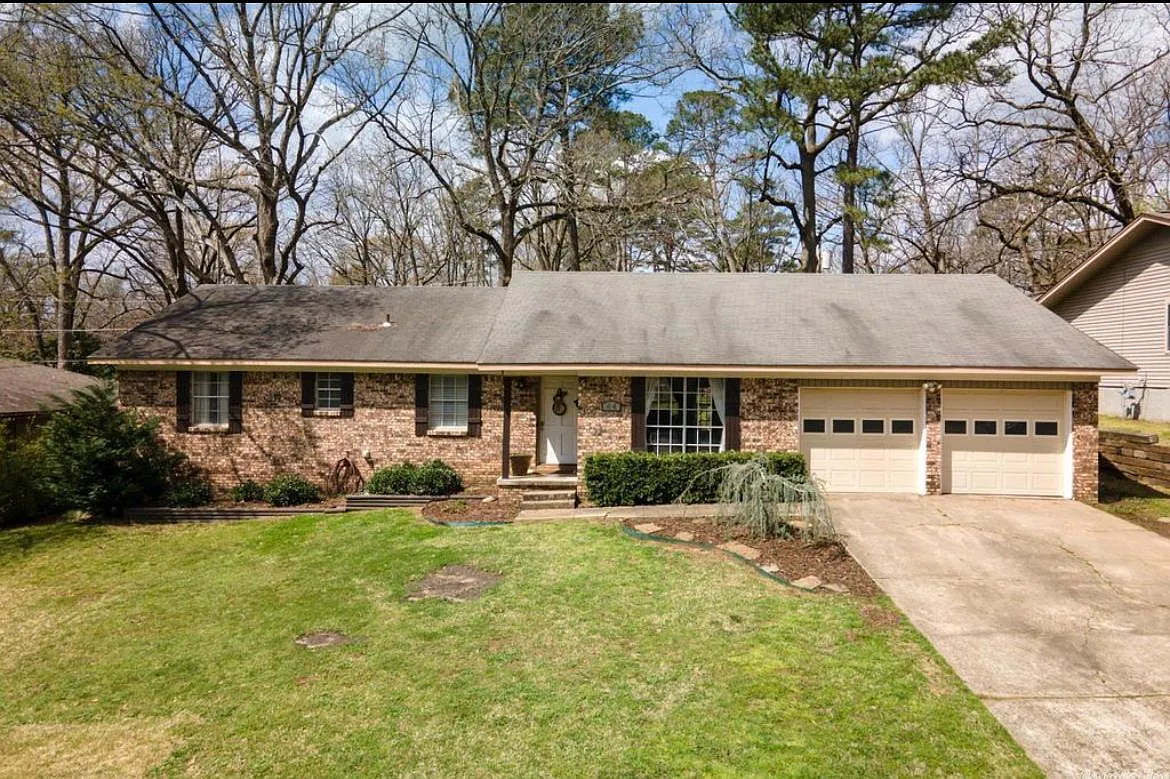 44 Bradford Dr — Photo 1