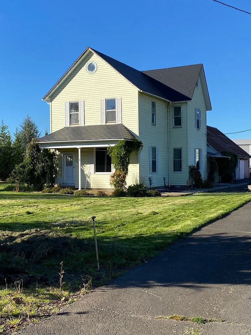Spacious 5-Bedroom Farmhouse — Photo 1