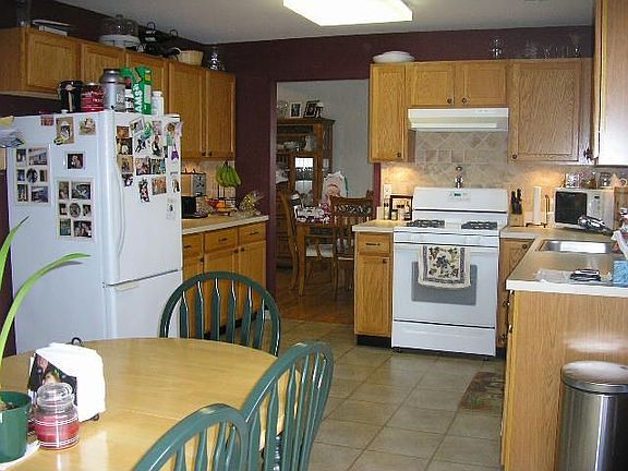 Spacious Eat in Kitchen