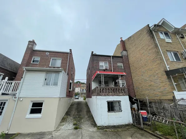 72-43 Calamus Avenue image 2 of 4