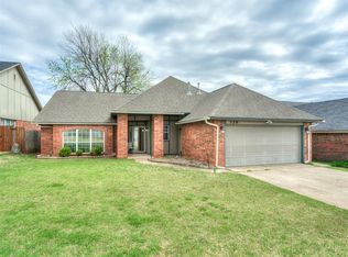 520 Greenfield Dr, Yukon, OK 73099